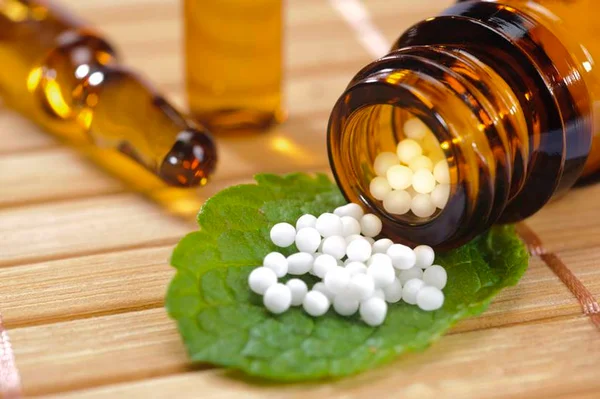 Menino italiano morre de otite tratada com homeopatia e comove país