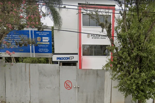 Imagem colorida da delegacia onde foi registrado o caso do assaltante morto após roubar colar de mulher - Metrópoles