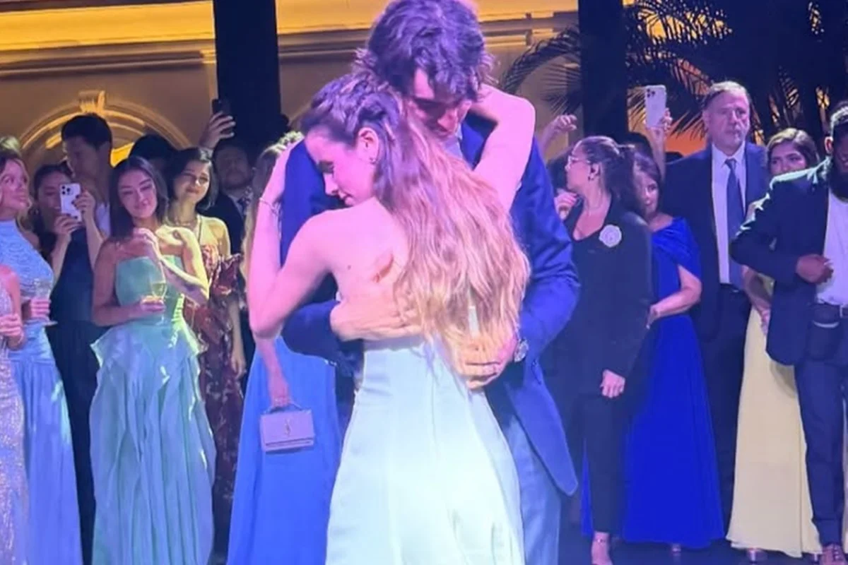 Giulia Be e Conor Kennedy dançam após a cerimônia religiosa Giulia Be e Conor Kennedy dançam após a cerimônia religiosa