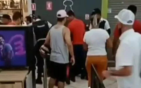 mostra a movimentação de clientes e da equipe de segurança do shopping para conter o homem. Polícia disse que o investigado chegou a atacar uma cliente.