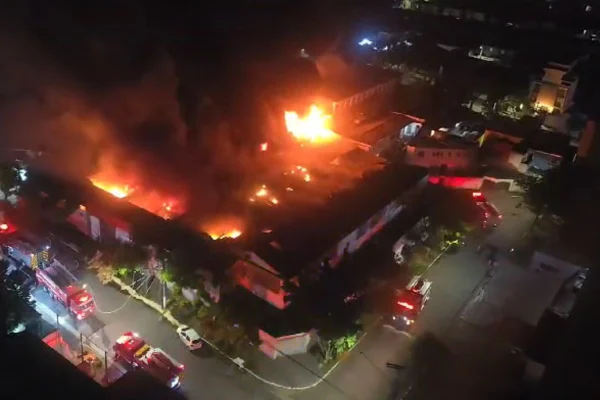 Vídeo: incêndio de grandes proporções atinge fábrica na zona sul de SP