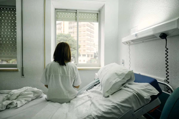 Imagem colorida, mulher em um hospital - Metrópoles