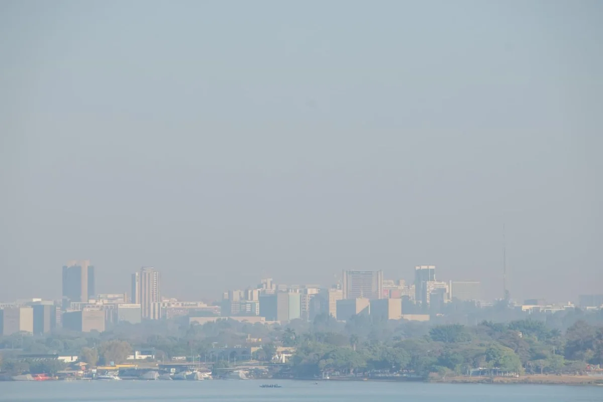 Névoa seca encobre Brasília nesta manhã, reduzindo a visibilidade e alterando a paisagem da capital. O fenômeno é resultado do tempo seco e ventos fortes típicos deste período. Névoa seca encobre Brasília nesta manhã, reduzindo a visibilidade e alterando a paisagem da capital. O fenômeno é resultado do tempo seco e ventos fortes típicos deste período.