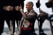 MC Poze com a blusa do flamengo e exibindo joias