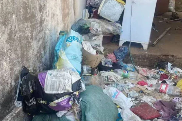 Casa cheia de lixo no interior de São Paulo- Metrópoles