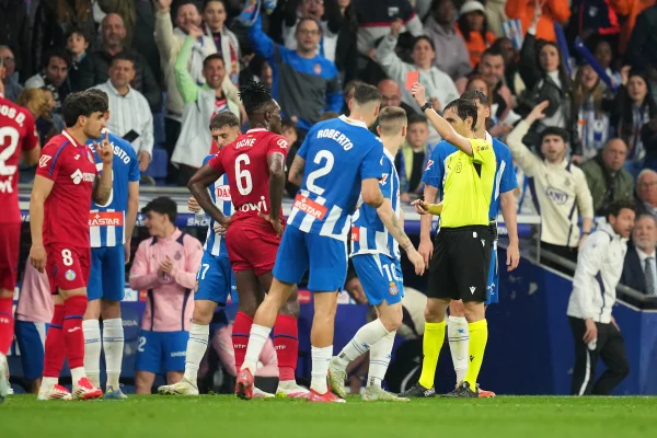 Imagem colorida de Uche ser expulso - Metrópoles