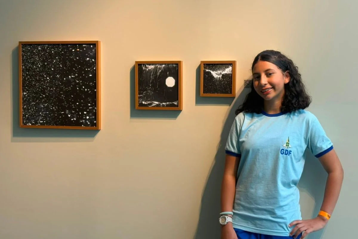 Sabrina com suas obras favoritas da mostra Sabrina com suas obras favoritas da mostra