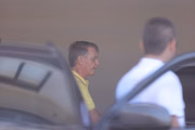 Apoiadores se reúnem desde as 8h, em frente ao hospital, na espera pela chegada do ex-presidente.

