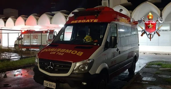 Viatura vermelha e branca estacionada