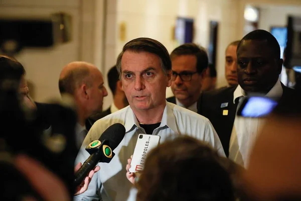 Bolsonaro sobre Queiroz: “Tinha liberdade até estourar problema”