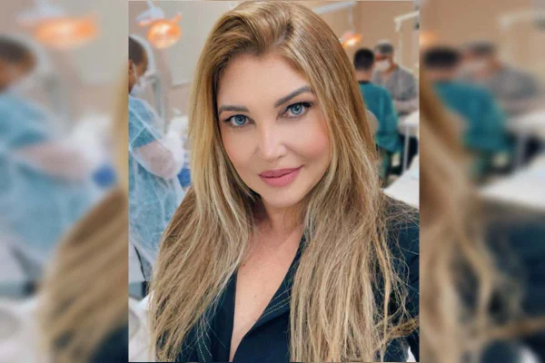 selfie de mulher loira, cabelo longo e olhos azuis