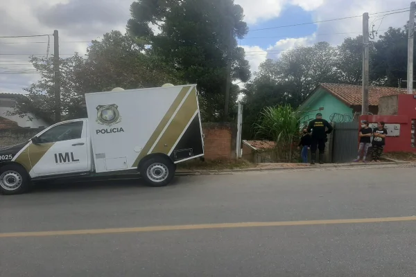 Carro do IML estacionado