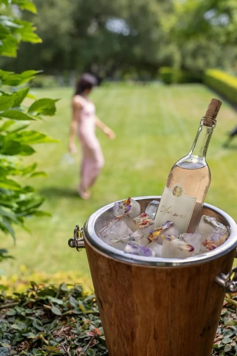 O vinho traz ao paladar notas suaves de frutas de caroço, mineralidade suave e um final duradouro O vinho traz ao paladar notas suaves de frutas de caroço, mineralidade suave e um final duradouro