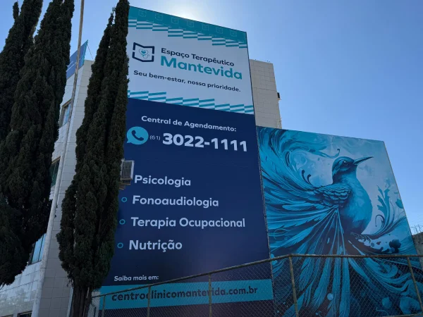 Fotografia colorida mostrando fachada de clínica-Metrópoles