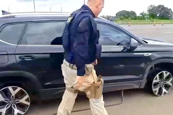 Além de dirigir sob influência de cocaína, o homem, de 41 anos, estava com a CNH suspensa. Condutor não sabe como perdeu os pneus do carro - Metrópoles