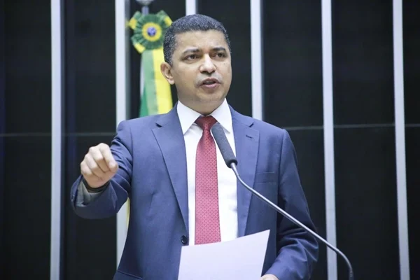 Deputado Bira do Pindaré (PSB-MA) fala em plenário da Câmara dos Deputados, diante de microfone. Ele está recolhendo assinaturas para a CPI do Viagra - Metrópoles
