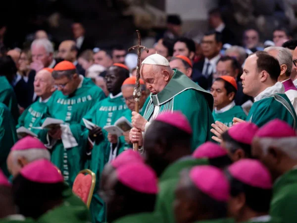 Papa Francisco celebra missa de encerramento da 16ª Assembleia Geral do Sínodo dos Bispos na Basílica de São Pedro, no Vaticano, em 27 de outubro de 2024 - Metrópoles