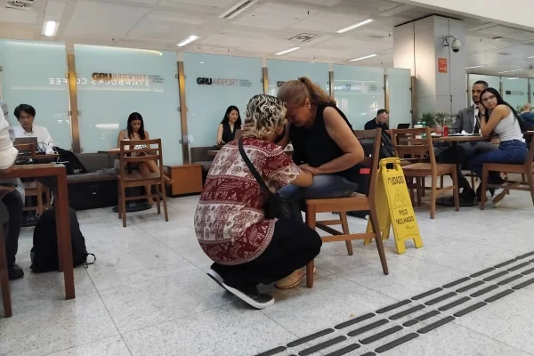 Imagem colorida de Cleide reencontrando filho Luckas. Metrópoles