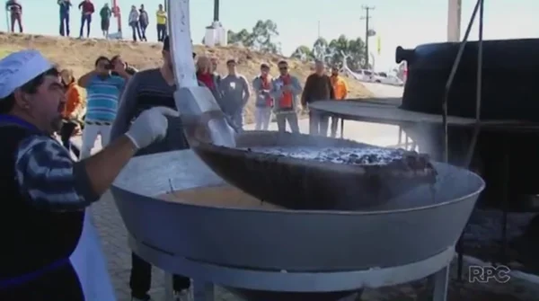 Feijoada gigante é servida com retroescavadeira em Prudentópolis (PR)