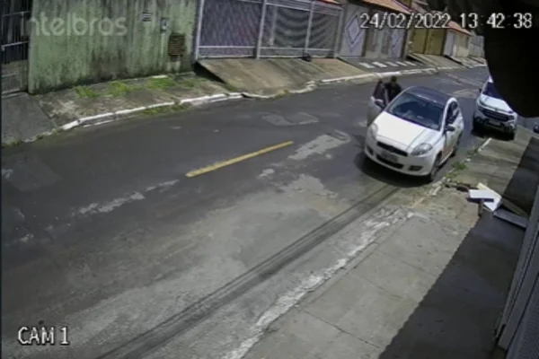 Homem entra em carro