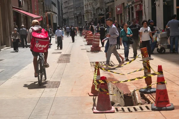 Imagem mostra calçadão no centro de São Paulo - Metrópoles
