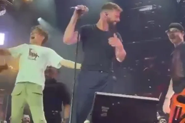 Vídeo do Instagram mostra o momento em que os filhos gêmeos de Ricky Martin "invadem" o palco de show na Suíça - Metrópoles
