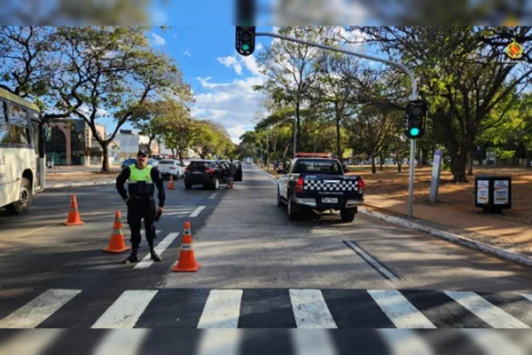 Foto colorida de carro da polícia em via na w3