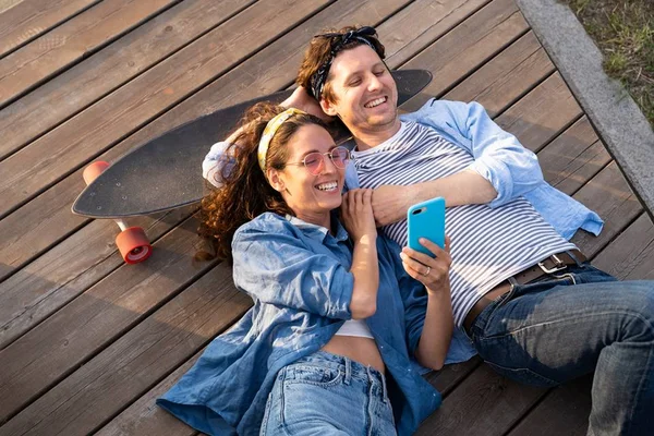 Foto colorida. Casal de namorados