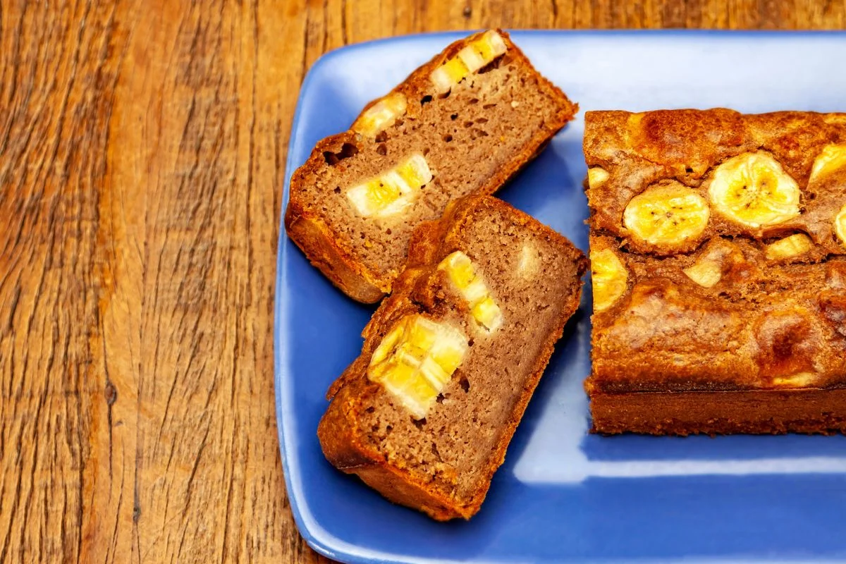 Bolo de banana com chocolate: aprenda receita fit e feita na air fryer