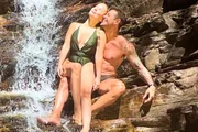 Dado Dolabella posa com a namorada, Marcela Tomaszewski,  em cachoeira onde ia com Wanessa