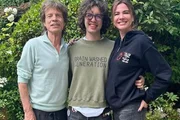 Lucas Jagger, Luciana Gimenez e Mick Jagger posam juntos e sorridentes Lucas Jagger, Luciana Gimenez e Mick Jagger posam juntos e sorridentes