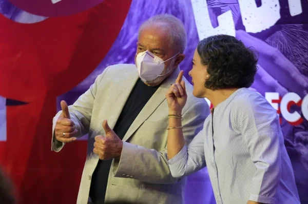 Ex-presidente Lula ao lado de Gleisi Hoffmann