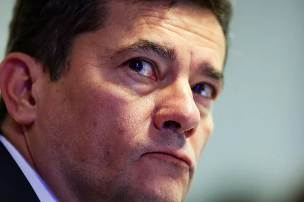 Imagem colorida do senador Sergio Moro (União-PR) em audiência no Senado sobre as fraudes do INSS - Metrópoles