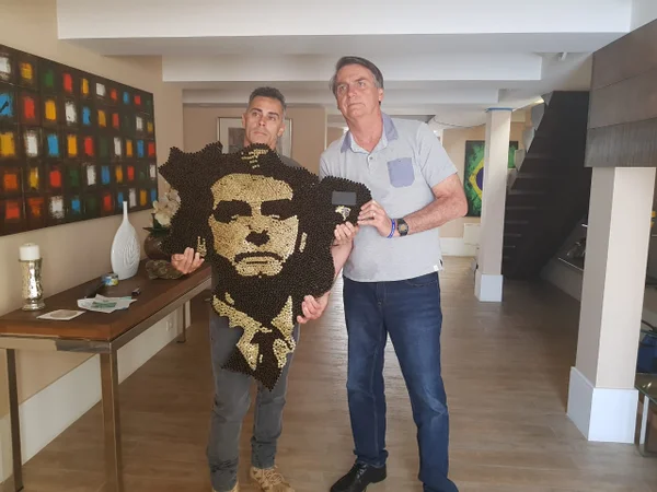 Bolsonaro exibe presente: mapa do Brasil feito com cartuchos de bala