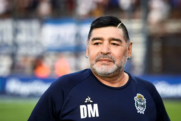 Imagem colorida de Diego Armando Maradona - Metrópoles