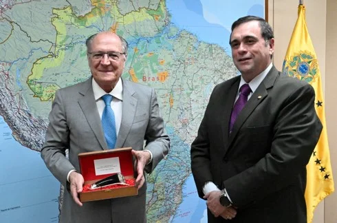 Alckmin se reúne com embaixador paraguaio e parabeniza Santiago Peña