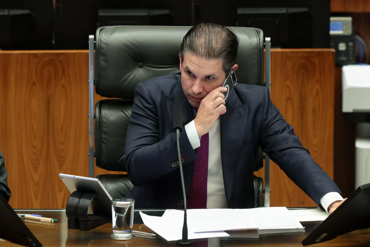 Após esticar recesso, Motta marca reunião de líderes na semana que vem