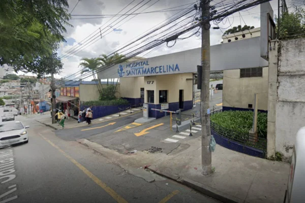 Entrada do Hospital Santa Marcelina; há duas pistas e uma cacela; um homem invadiu a unidade com um facão - Metrópoles