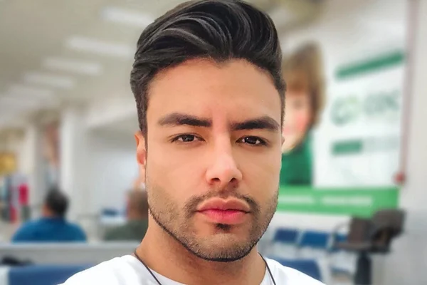 Mister Brasil faz ensaio de Páscoa coberto de chocolate
