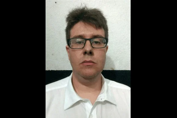 Skinhead condenado por obrigar jovens a pular de trem é preso em SP