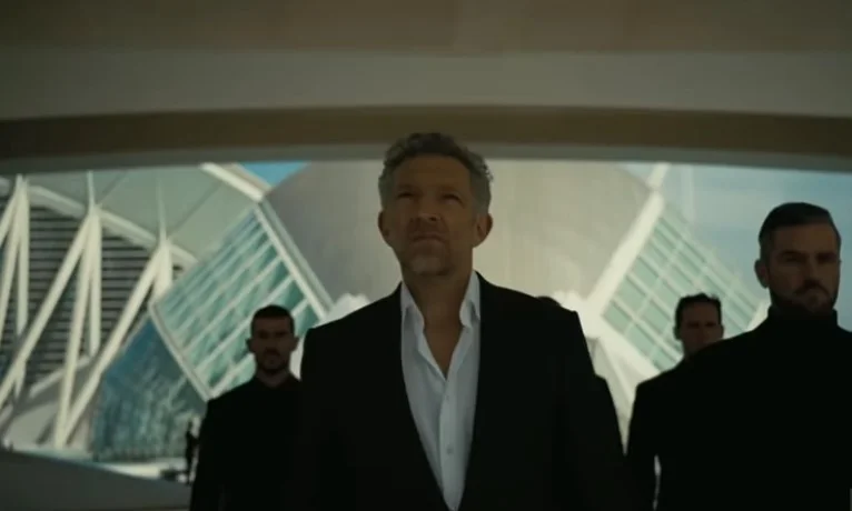<b> Qual papel de Vincent Cassel? – </b> Vimos no trailer que o personagem interpretado pelo astro Francês Vincent Cassel é o responsável por ordenar que Maeve (Thandie Newton) persiga Dolores. Até onde essa ordem será totalmente obedecida, uma vez que Maeve realizou um upgrade em si mesma, elevando seu nível de inteligência a um patamar superior a todos os androides já produzidos? <b> Qual papel de Vincent Cassel? – </b> Vimos no trailer que o personagem interpretado pelo astro Francês Vincent Cassel é o responsável por ordenar que Maeve (Thandie Newton) persiga Dolores. Até onde essa ordem será totalmente obedecida, uma vez que Maeve realizou um upgrade em si mesma, elevando seu nível de inteligência a um patamar superior a todos os androides já produzidos?