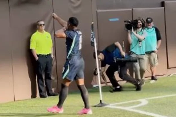 Imagem colorida mostra fotográfo caindo - Metrópoles