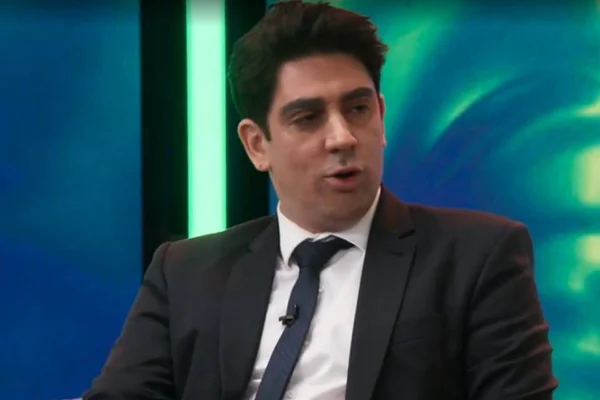 Fora de Hora: Marcelo Adnet faz imitação incrível de Sergio Moro