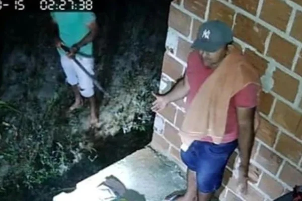 Homem sendo abordado