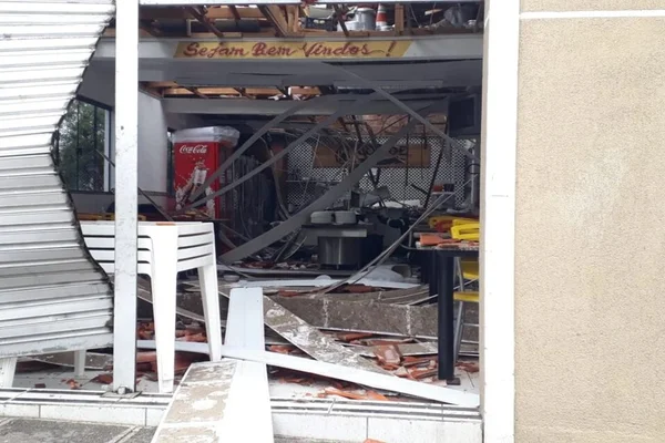 Restaurante explode e quatro funcionários ficam feridos em Curitiba