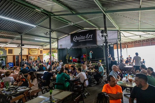 Praça da Quituart cheia