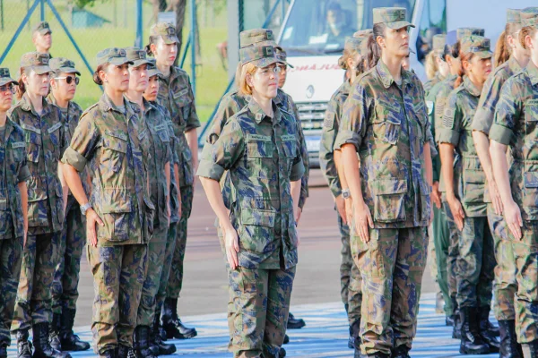 Imagem colorida de mulher do Exército - Metróples