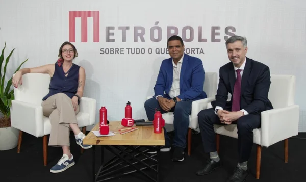 Foto colorida da gravação do videocast Vozes da Engenharia - Metrópoles