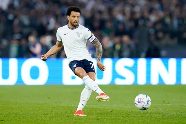 Imagem colorida de Felipe Anderson em campo pela Lazio - Metrópoles