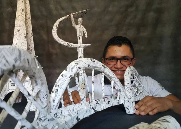 Vigilante do Supremo transforma etiquetas de identificação em arte